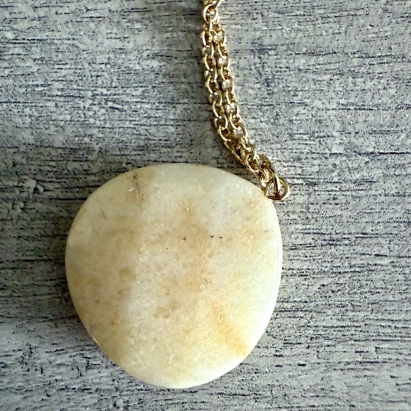 SIMONS - NWT - Elegant Gold and Cream Pendant Necklace - Picture 3 of 3